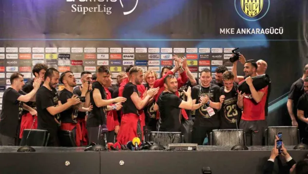 Okan Buruk'a futbolculardan 'sulu' kutlama
