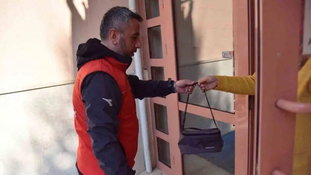 Okula giden depremzede çocuklar için her gün beslenme çantası hazırlanıyor