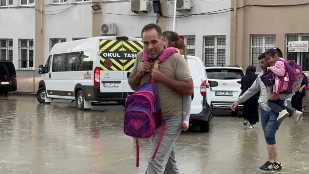 Okulda mahsur kalan minikleri itfaiye kurtardı, o anlar kamerada