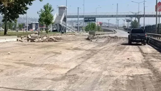 Ömer Türkçakal Bulvarı itfaiye önü trafiğe kapatıldı