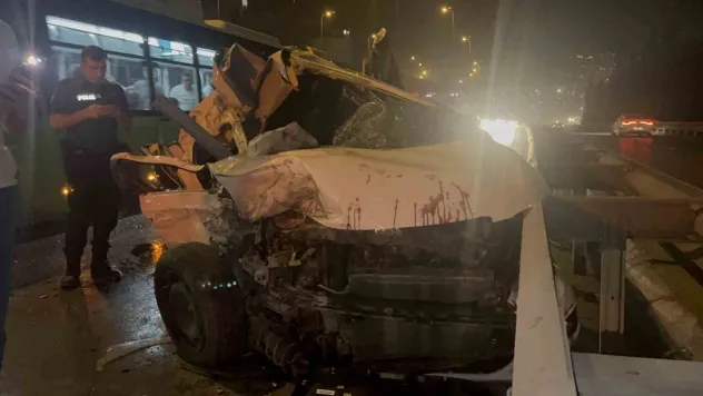 Otomobil kazada kağıt gibi ezildi: 4 yaralı