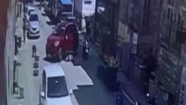 Otomobil mobilya mağazasına daldı, facia ucuz atlatıldı