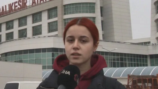 Otomobilin çarptığı kadın hastanede yaşam mücadelesi veriyor