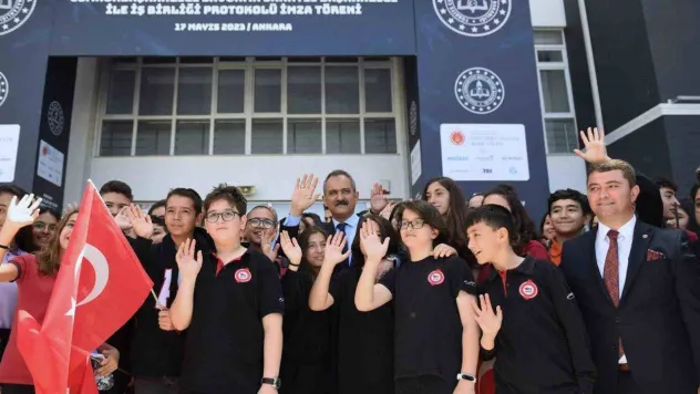 Özdemir Bayraktar'ın adı Türkiye'nin ilk uzay ve havacılık lisesinde yaşatılacak