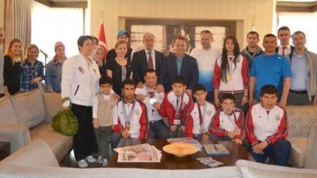 Özel Şampiyonlara Işıklar'dan Şampiyonluk Kutlaması