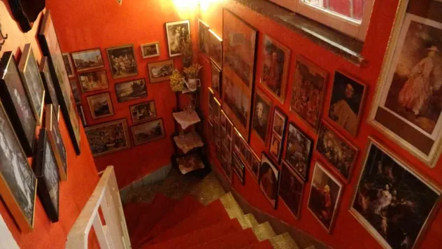 Paris'ten Bursa'ya uzanan antika hikayesi: Kolilerde bekleyen eşyalarla müze gibi kafe kurdu