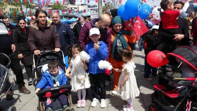 Pendik'te 23 Nisan kutlamalarında çocuklar doyasıya eğlendi