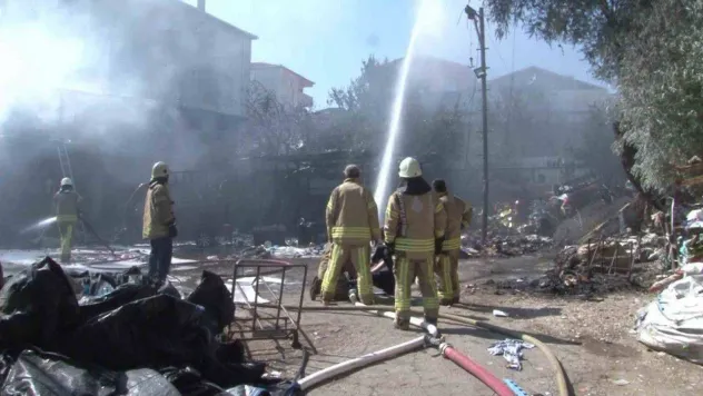 Pendik'te hurda deposunda yangın: Patlama sesleri duyuldu