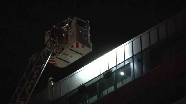 Pendik'te lüks bir sitenin çatısı yandı, itfaiyenin soğutma çalışması sürüyor