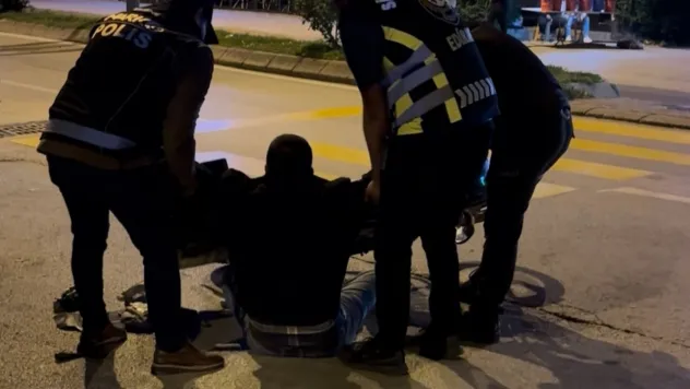 Polis noktasından geçerken alkolün etkisiyle yere düştü, yakayı ele verdi