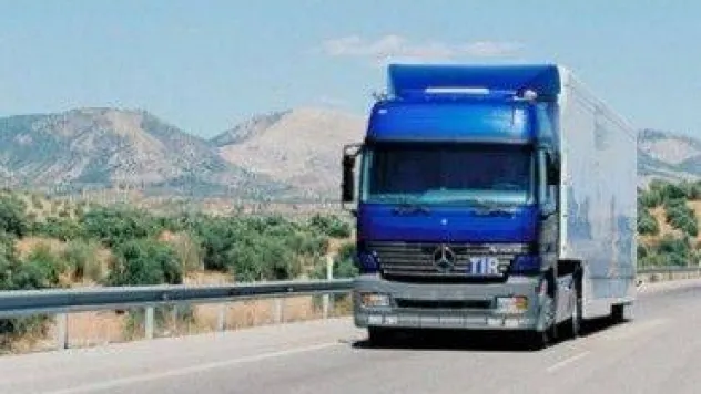 'Polis kıyafetli' hırsızlar kablo yüklü TIR'ı kaçırdı