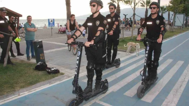 Polisler sahillerde scooterla devriye geziyor