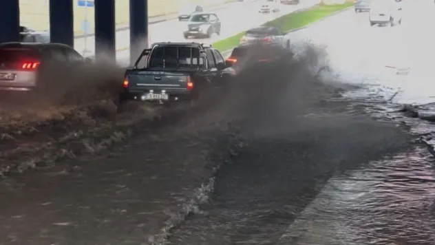 Sağanak yağış caddeleri göle çevirdi: Ne araçlar ne vatandaşlar geçebildi