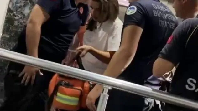 Sağlıkçıların asansörle imtihanı: İtfaiye ekipleri dakikalarca kurtarmak için mücadele verdi