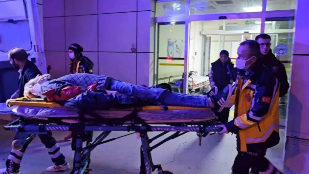 Sakarya'da iki otomobil çarpıştı: Araçta sıkışan yaralı itfaiye kurtardı