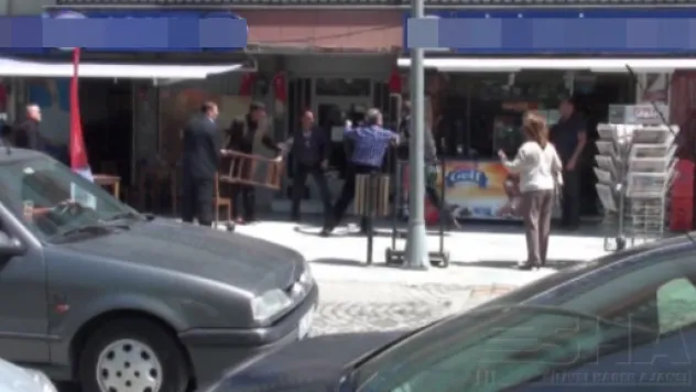Sandalyeler havada uçuştu,1 kişi bıçaklandı