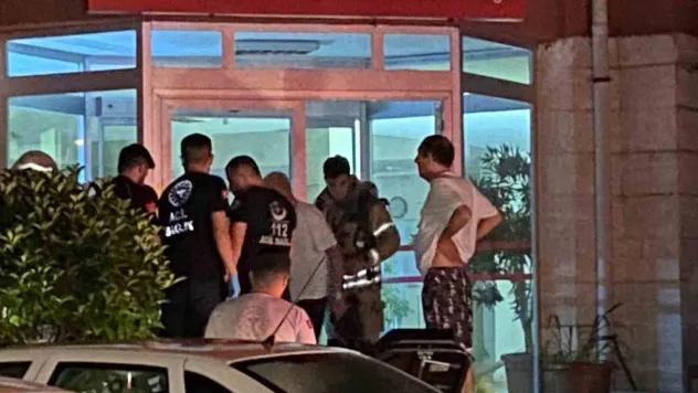 Sarıyer'de iki katlı yaşlı bakım ve rehabilitasyon merkezi binasının bodrum katında yangın çıktı, itfaiye ekiplerinin müdahalesi sürüyor. Hastaların tahliye çalışmaları devam ediyor.