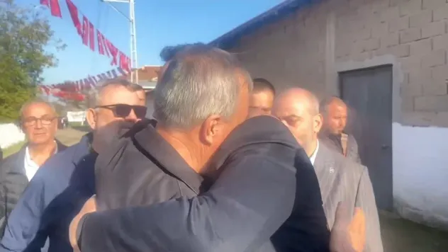 Şehit babası MHP'li başkana sarılıp 'Beni Devlet Bahçeli'ye götürün' dedi