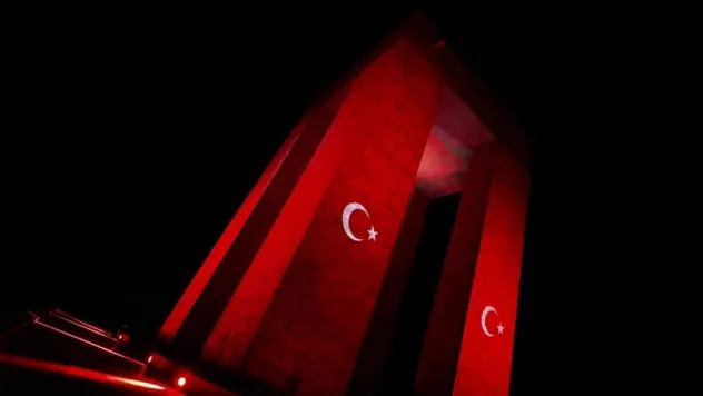 Şehitler Abidesi 18 Mart gününe özel ışıklandırıldı