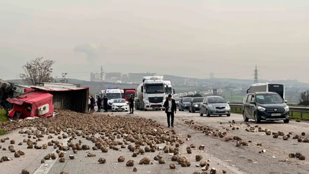 Şeker pancarı yüklü tır 2 araca çarpıp devrildi: 1'i ağır 5 yaralı