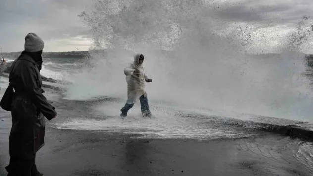 Şiddetli lodosa aldırış etmeden fotoğraf yarışına girdiler