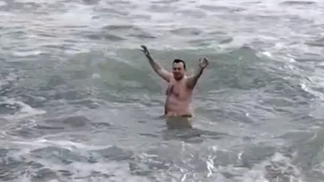 Silivri'de bir vatandaş soğuk hava ve lodosa aldırış etmeden denize girdi