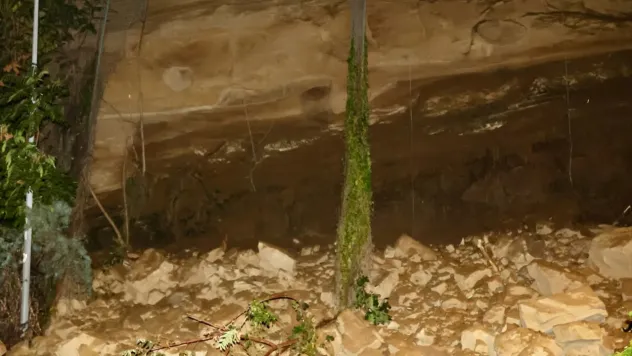 Silivri'de kaya parçaları çocuklarında bulunduğu çay bahçesine düştü