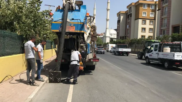 Silivri'de Yağmur Suyu Izgaralarında Temizlik Çalışmaları Devam Ediyor