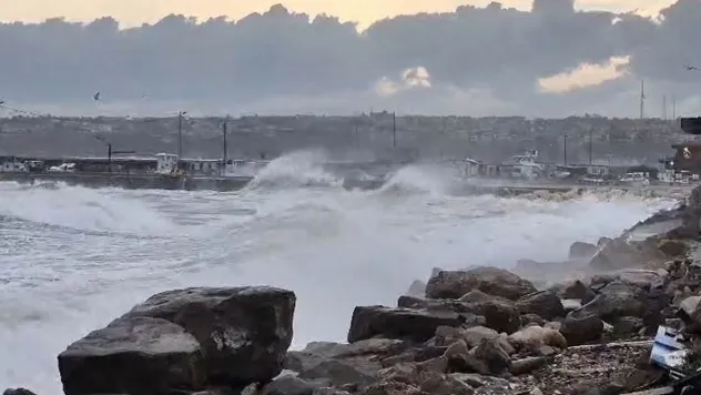 Silivri Sahilinde lodos alarmı: Dev dalgalar kıyıyı dövdü