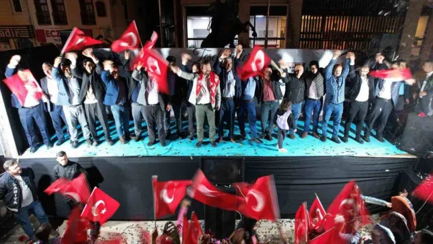 Sındırgı'da demokrasi zaferi sokaklara taştı