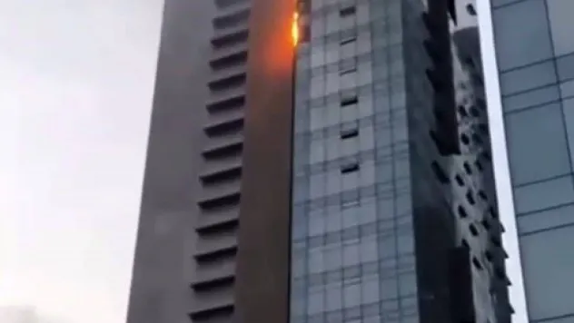 Şişli Mecidiyeköy'de bulunan Torun Center binasında yangın çıktı, itfaiye ekipleri olay yerine sevk edildi