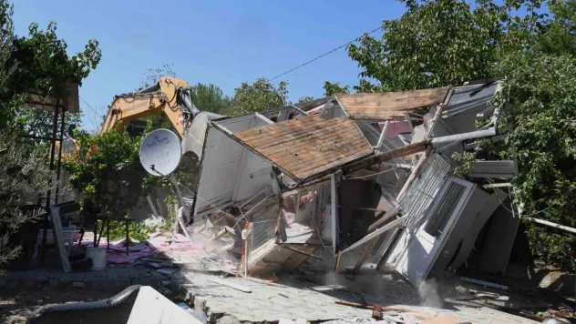 Sit alanına yapılan kaçak yapılar yıkıldı