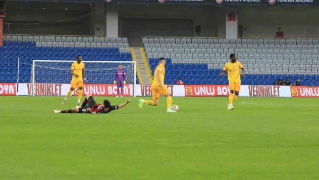 Spor Toto Süper Lig: Fatih Karagümrük: 2 - Kayserispor: 0 (İlk yarı)