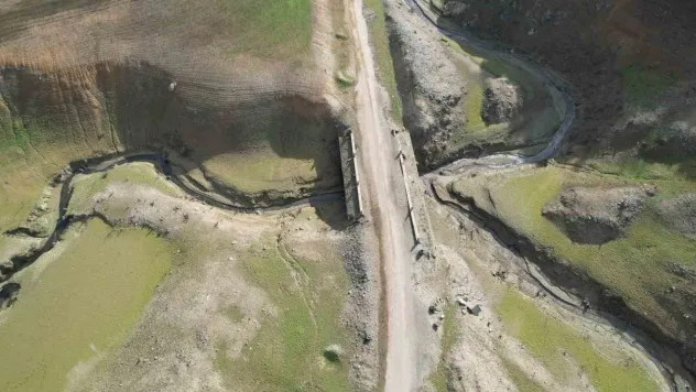 Su seviyesi düşen Gökçe Barajı'nda tarihi yolun kalıntıları gün yüzüne çıktı