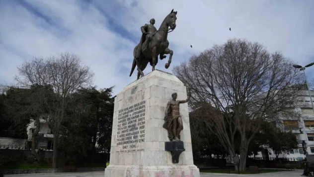 Sultan Abdülaziz'in emanetinin üzerine, İBB'nin korumaya aldığı İsmet İnönü heykeli dikildi