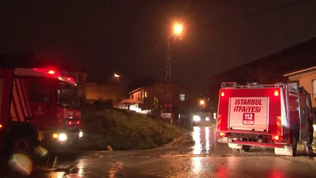 Sultanbeyli'de bir binanın çatısı yanarak kullanılamaz hale geldi