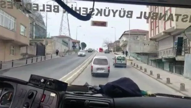 Sultanbeyli'de itfaiyeye yol vermeyen sürücü kameraya yansıdı