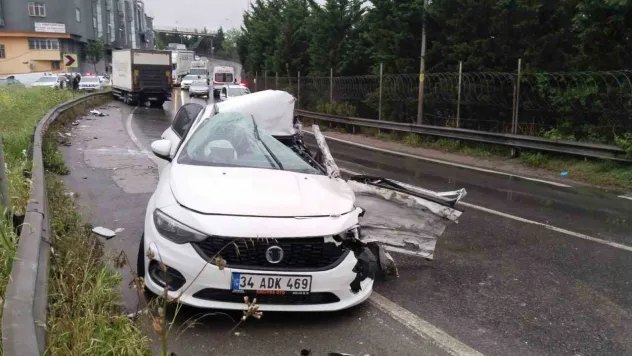 Sultanbeyli'de kamyon ile otomobil çarpıştı: 2 ölü, 4 yaralı