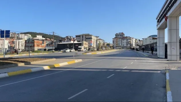 Sultanbeyli'de otomobilin çarptığı kız çocuğu metrelerce savruldu, kaza anı kamerada