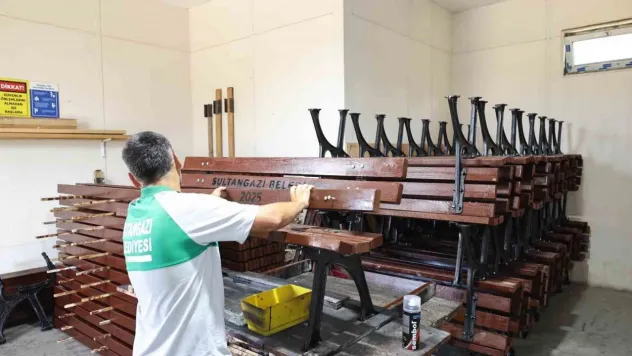 Sultangazi Belediyesi kent mobilyalarını kendi üretiyor