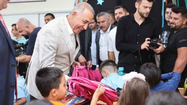 Sultangazi'de 12 bin öğrenciye çanta ve kırtasiye seti hediyesi