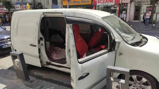 Sultangazi'de aynı yöntem ile 2 aracın camını patlatan hırsızlar 75 bin lira değerinde ses sitemlerini çaldı