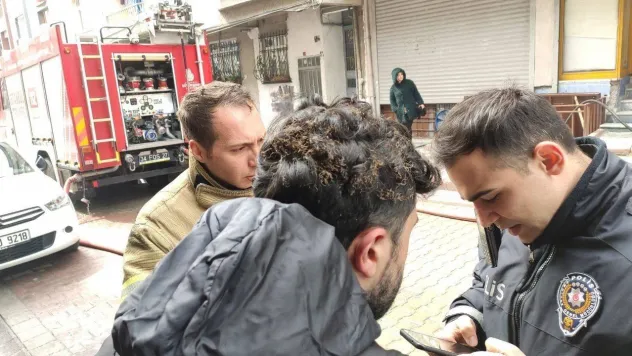 Sultangazi'de çıkan yangında mahsur kalan 1'i çocuk 3 kişi itfaiye ekipleri tarafından kurtarıldı