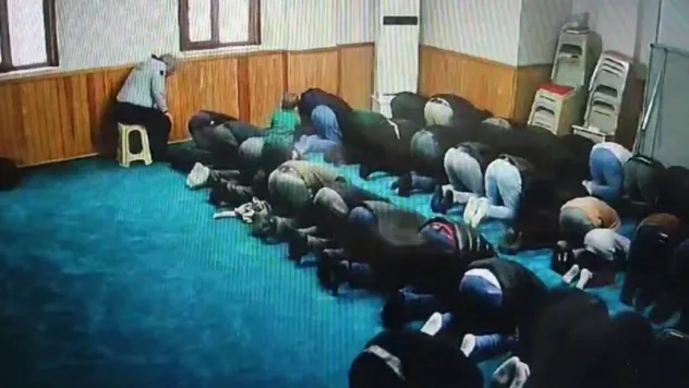 Sultangazi'de cuma namazı kılan babanın, oğlu ile imtihanı