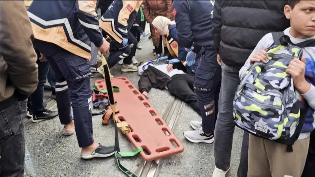 Sultangazi'de otomobil ile motosiklet tramvay yolunda çarpıştı: 1 yaralı