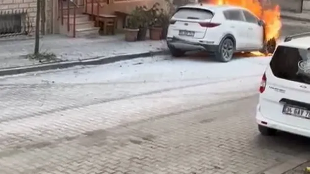 Sultangazi'de park halindeki araç alevlere teslim oldu