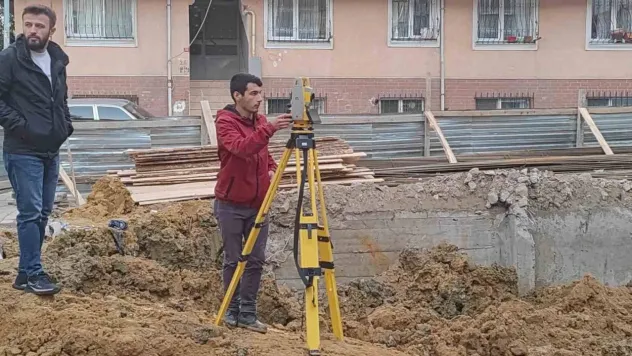 Sultangazi'de temel kazısı sırasında zarar gören 2 binadaki çalışmalar sürüyor
