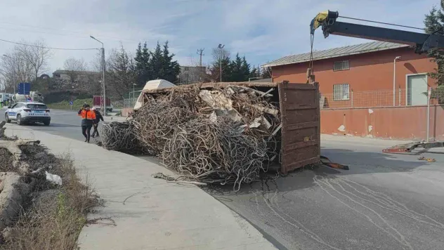 Sultangazi'de tır devrilerek yan yattı: Tonlarca ağırlıktaki hurda demir yola döküldü