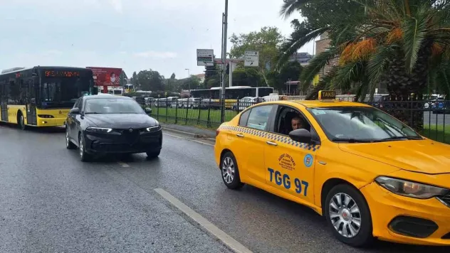 Taksi denetiminde aracının muayenesi biten taksi sürücüsünden araç sahibine 'Hayırlı olsun' mesajı