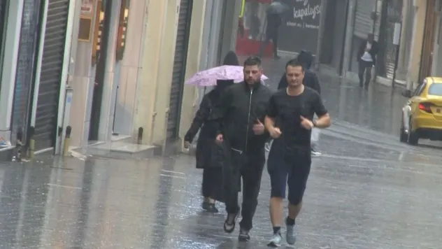 Taksim'de etkili olan sağanak yağış vatandaş ve turistlere zor anlar yaşattı